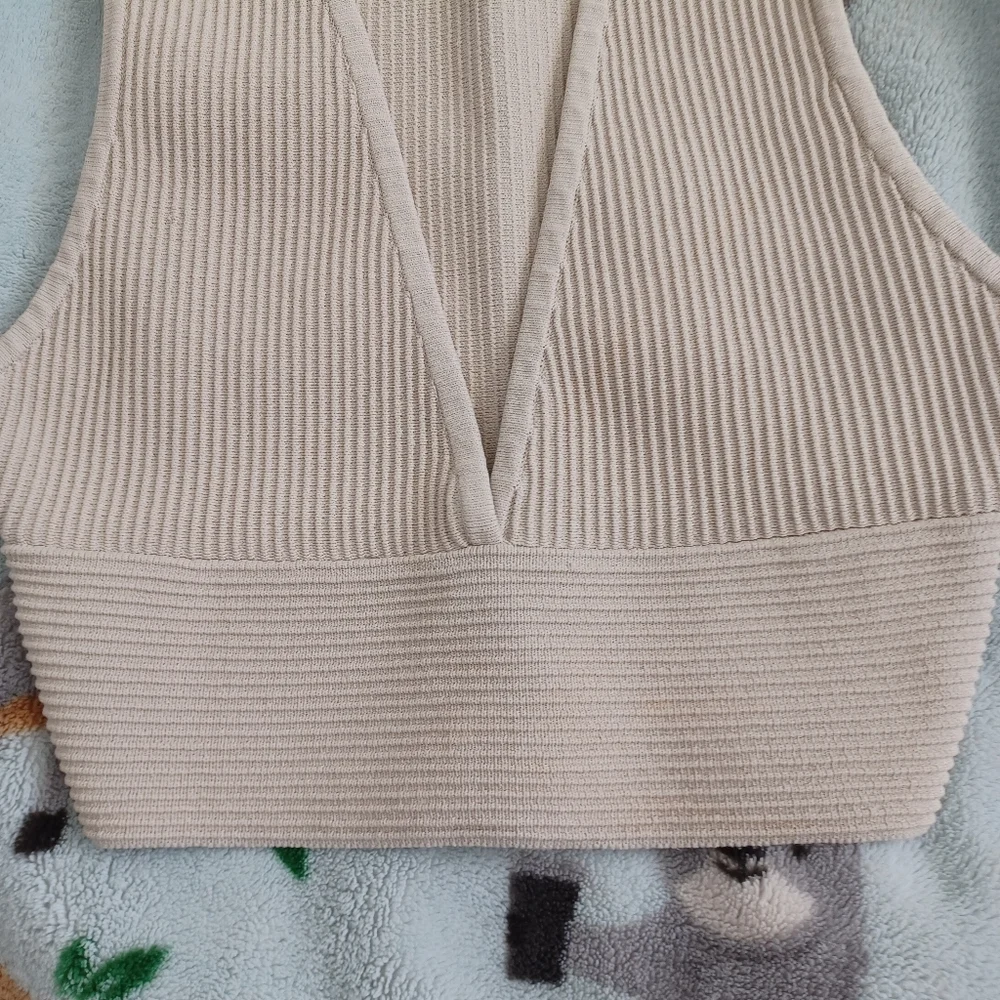 NWOT Aritzia Babaton Sculpt Knit Deep V Tank - Picture 10 of 12